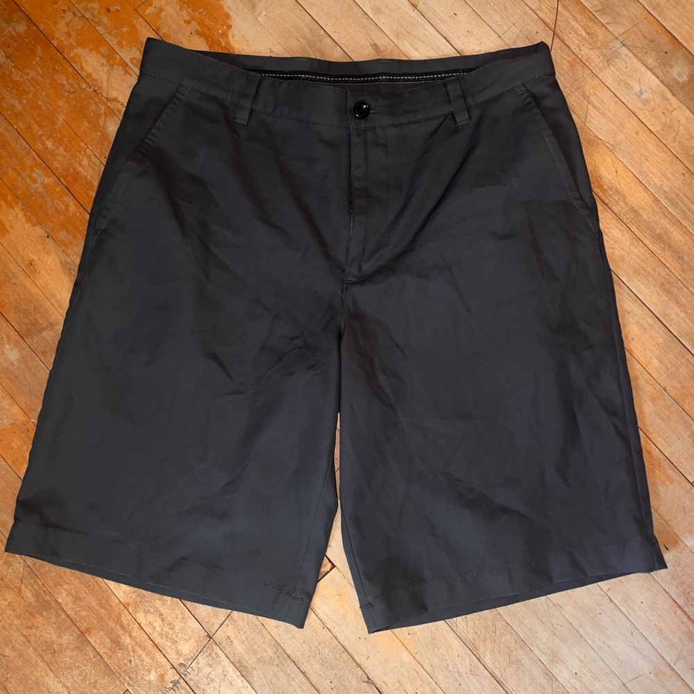 Izod Golf Performance FlatFront Short -Smoked Grey 
Size 34 -Sweat Wicking -EUC - Picture 6 of 7